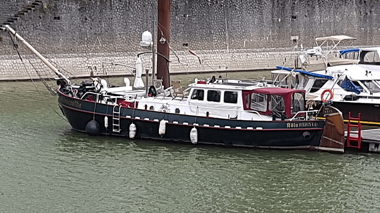 Boot, Kutter im Kölner Rhein im Artikel Markenkonzept