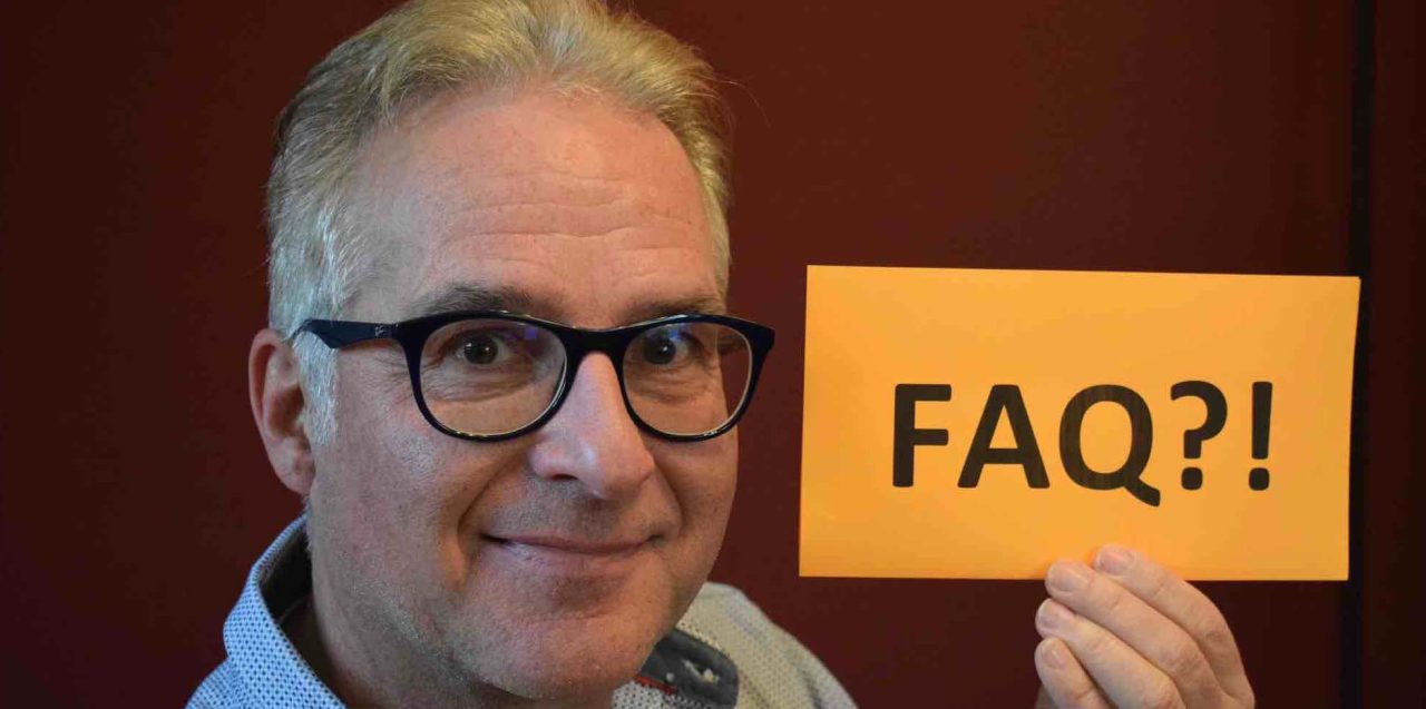 Stephan Raif mit Schild Personal Branding FAQ